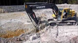 Volvo 210 Excavator Hogging Dirt [upl. by Droflim]