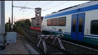 Arrivo e partenza di due elettrotreni quotMinuettoquot alla stazione di Caltignaga [upl. by Akimehs749]