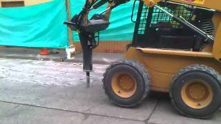 video demolicion de pavimento con martillo minicargador cat [upl. by Radcliffe19]