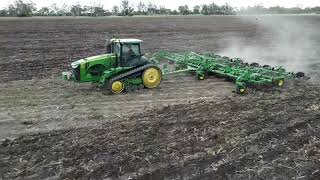 Farming the black soil plains darling downs QLD John Deere 8370rt with 2430 John Deere chisel plow [upl. by Kallman911]