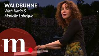 Katia and Marielle Labèque perform Concerto for two pianos by Poulenc  Waldbühne 2005 [upl. by Aryk]