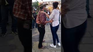 🔵 Ex menudo baila con la bella y guapa chica bombon🔵 viral parquelibertad baile [upl. by Walczak]