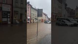 Woda zalewa rynek w Głuchołazach głuchołazy [upl. by Nesto]