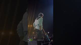 Le lo Autograph ✍️ 🤣 arijitsingh arijitsinghlive concert arijitsinghsongs love [upl. by Onailil]