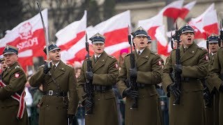 Żołnierze biorący udział w uroczystej odprawie wart odśpiewali hymn Polski [upl. by Carlstrom]