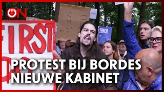 Linkse demonstranten protesteren bij kabinetspresentatie [upl. by Eiknarf650]