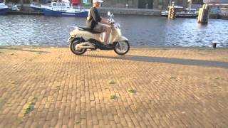 Rijden op de Emco Novi elektrische scooter  Emco Novi eroller [upl. by Glynias]