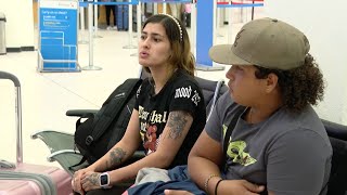 Una pareja vive atorada en el aeropuerto de Houston a causa de inmigración [upl. by Fortier]