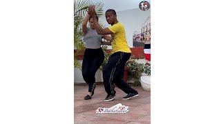 BAILANDO BACHATA 🎸🕺💃 EN PAREJA 😍 🎼  Rodolfo y Julie  BAILE DE CALLE en la República Dominicana [upl. by Yrod]