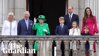 Queen appears on Buckingham Palace balcony at end of platinum jubilee celebrations [upl. by Sessylu]