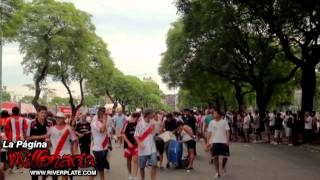 Clip hinchas de River en el Monumental ante Independiente Rivadavia [upl. by Zinck327]