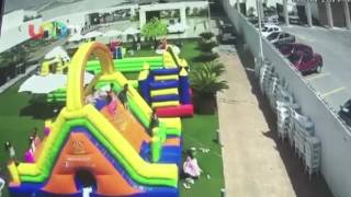 Inflable sale volando con todo y niños por fuerte ventarrón en San Luis Potosí [upl. by Tseng]