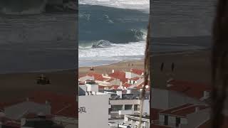 Praia da vila de Nazaré Portugal em dia de ondas Gigantes gigantesdenazaré [upl. by Oir344]