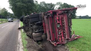 Vuilniswagen belandt in de berm en kantelt bij Ootmarsum [upl. by Netsirhc916]