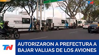 CONFLICTO AERONÁUTICO I El Gobierno autorizó a Prefectura y PSA a bajar las valijas de los aviones [upl. by Neerehs23]