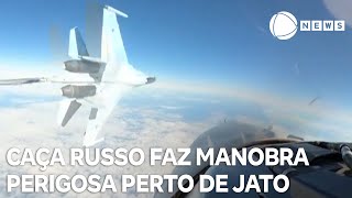 Caça russo faz manobra perigosa perto de jato americano [upl. by Eilesor55]