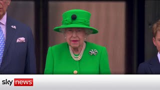 Platinum Jubilee The Queen appears on Buckingham Palace balcony at end of Jubilee celebrations [upl. by Walker]