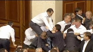 Nueva pelea a puñetazos en el parlamento ucraniano [upl. by Synned]