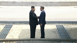 O momento do encontro histórico entre os líderes das duas Coreias [upl. by Hein]