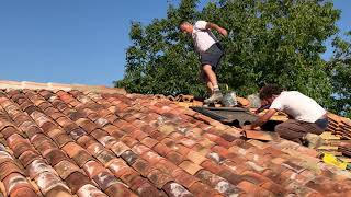 toiture traditionnelle rénovation tuiles scellement de faitage chaux bâtarde et entourage de velux [upl. by Acyre]