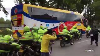 llegada del bus con los jugadores de la selección Colombia al Campín [upl. by Anot24]