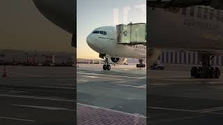 PASSENGER BOARDING BRIDGE attaching to BOEING 777 jetway airbridge skybridge jetbridge emirates [upl. by Oab]