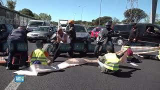 Ultima Generazione blocca traffico sul Gra automobilista prende a calci attivista [upl. by Annahsohs]