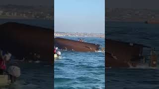 Barco naufraga com  de 60 pessoas durante a passeata das festividades da Ilha de Luanda no sábado [upl. by Lindner3]