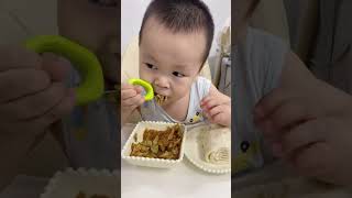 Fried cabbage with vermicelli and sesame oil rolls for baby food Human cubs My god it smells so [upl. by Gert]