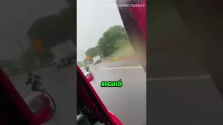 Motociclista Provoca a Camionero y Recibe su Merecido [upl. by Heloise98]