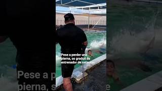 Sin una pierna este hombre se convirtió en instructor de natación [upl. by Negiam]