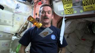 La cuisine spatiale de Chris Hadfield [upl. by Aneis]