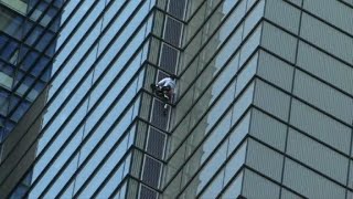 Le quotSpiderManquot français escalade un gratteciel londonien [upl. by Seedman]