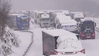 Verkehrschaos durch Winterwetter in Deutschland [upl. by Quartet]