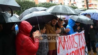 Report TV  Policia shoqëron studentët që protestuan ndaj ministres Gjonaj [upl. by Cahan]