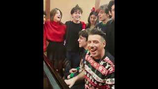 Francesco Gabbani Canta Spazio tempo con i protagonisti de Un Professore 16 dicembre 2021 [upl. by Giselle]