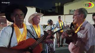 Chegada da Folia de São Cosme e Damião sendo embaixada por Dito Marimbondo no ritmo Folia Mineira [upl. by Quillon]