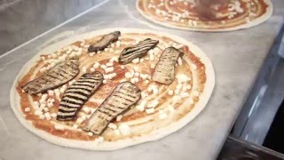 April 2016 LOsteria Saarbrücken Zubereitung Pizza Kurze Vorstellung [upl. by Adelina]