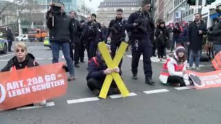 Klimaprotest der Letzten Generation am Neumarkt Köln [upl. by Liek912]