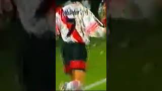 El Matador Marcelo Salas define y hace su clásico festejo en el Monumental 1997 riverplate golazo [upl. by Anawed172]