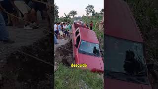 Hombres se unieron para sacer de una zanja a un auto trucks trailers camioneros camiones camion [upl. by Aroved529]