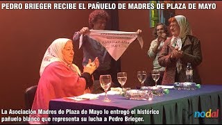 Las Madres de Plaza de Mayo entregan el pañuelo blanco a Pedro Brieger [upl. by Donoho]