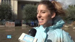 Alluvione in Toscana gli angeli del fango riempiono le strade «Qui per dare una mano» [upl. by Akinuahs]