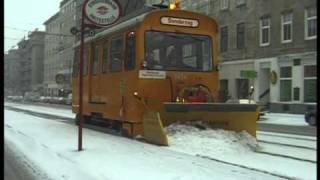 Wiener Linien mit Kahlbacher Schneepflug mit Auswurfsperremov [upl. by Yrotciv]