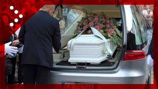 Cologno Monzese applausi della folla allarrivo del feretro di Sofia Castelli per i funerali [upl. by Anerres]