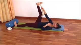 Yoga mit dem Gurt  Sanfte Dehnung der Bein und Po Muskulatur  Yoga Belt stretching [upl. by Steffy637]