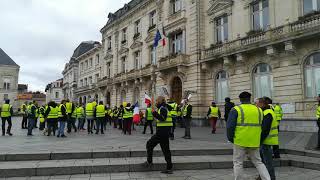 Mont de Marsan  les gilets jaunes ont fait un stop devant la mairie [upl. by Tawney]