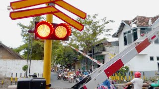 Railroad Crossing Indonesia  Perlintasan Kereta Api Kediri 2021 [upl. by Roanna413]