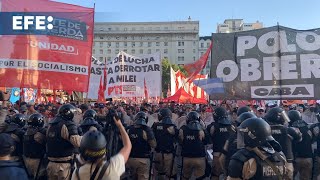 Incidentes entre policía y manifestantes en los alrededores del Congreso argentino [upl. by Venable70]