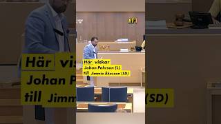 Här viskar Johan Pehrson till Jimmie Åkesson [upl. by Eerolam]